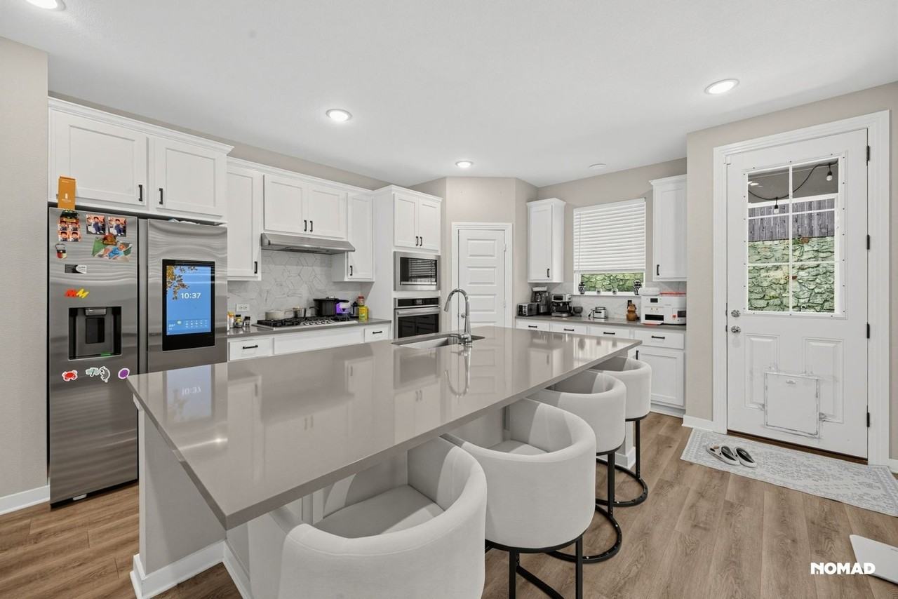 3958 Oak Creek Cir - Photo 2 of 43