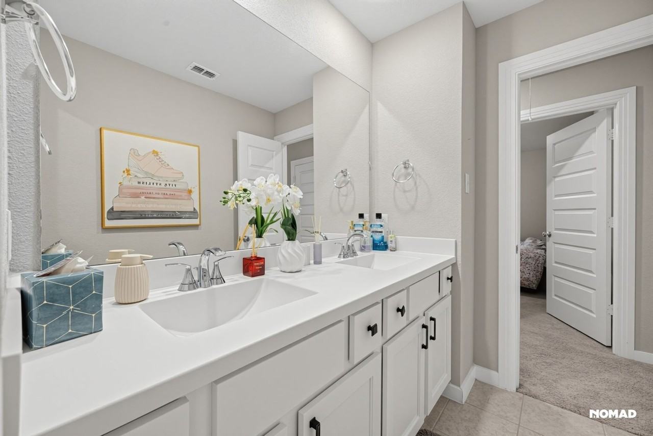 3958 Oak Creek Cir - Photo 4 of 43