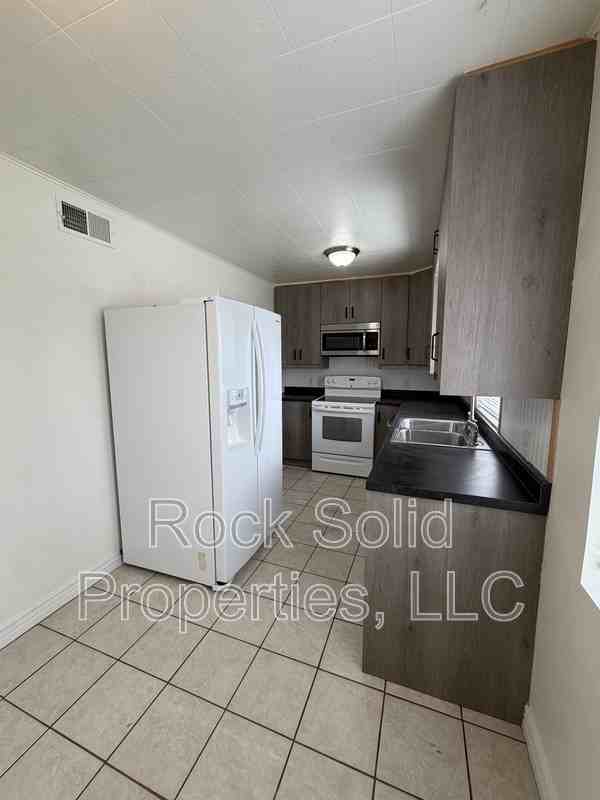 1928 Newton Dr - Photo 7 of 13