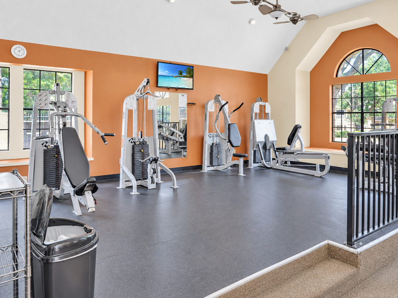 305 Lakepointe Dr #302 - Photo 4 of 10