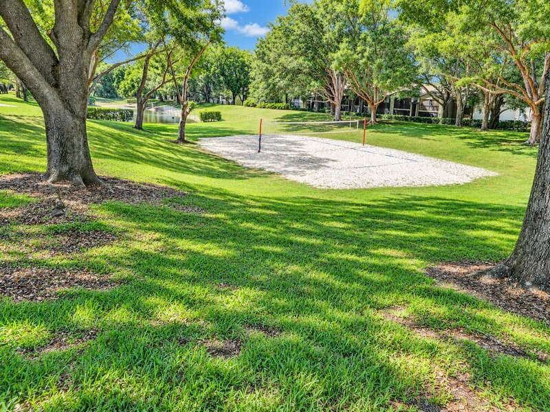 305 Lakepointe Dr #302 - Photo 5 of 10