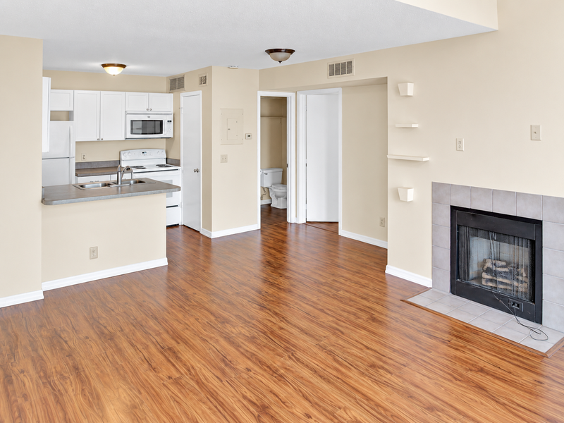 305 Lakepointe Dr #302 - Photo 6 of 10