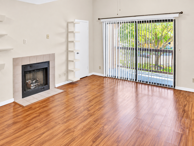 305 Lakepointe Dr #302 - Photo 7 of 10