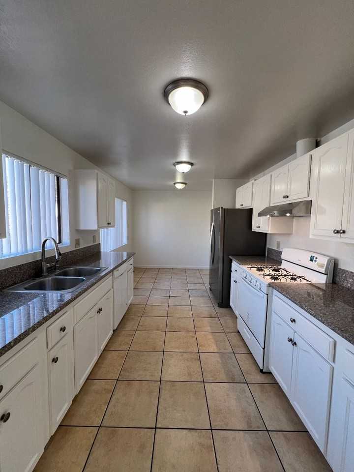 651 W 15th St #4 - Photo 2 of 14