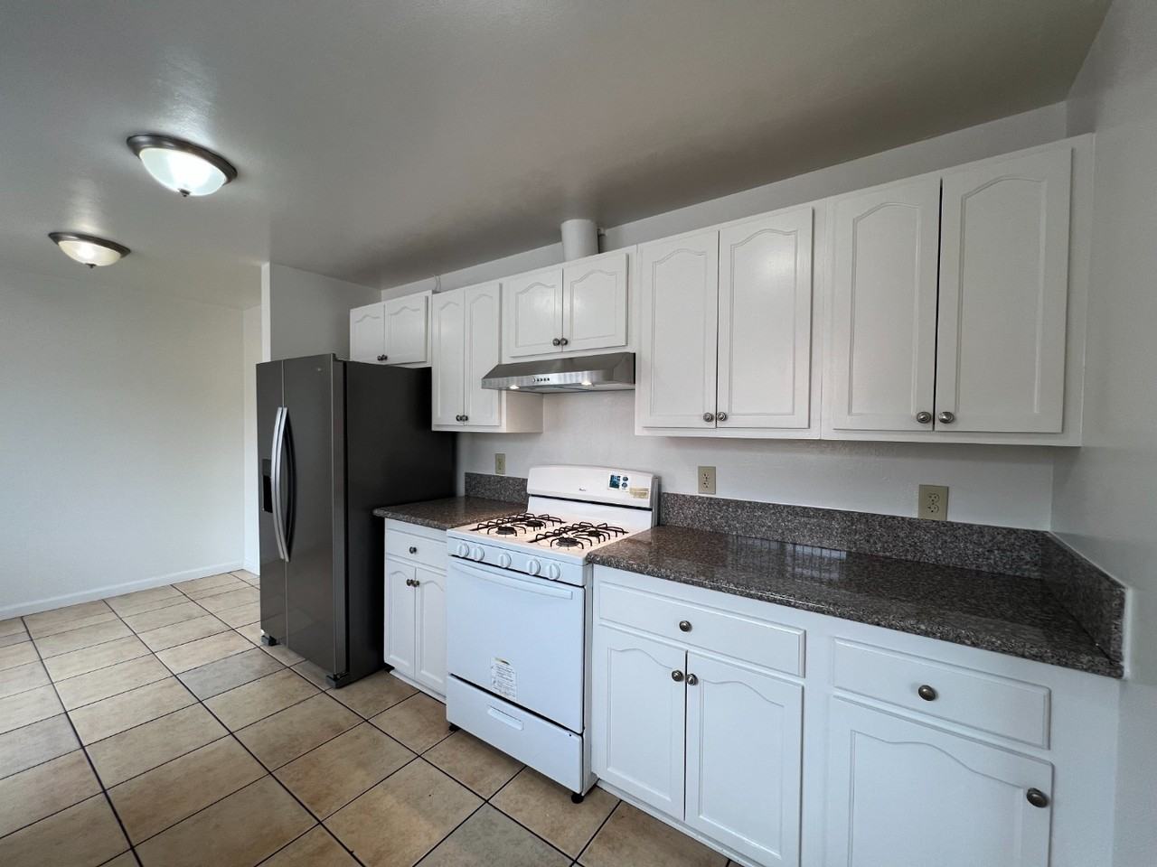 651 W 15th St #4 - Photo 3 of 14