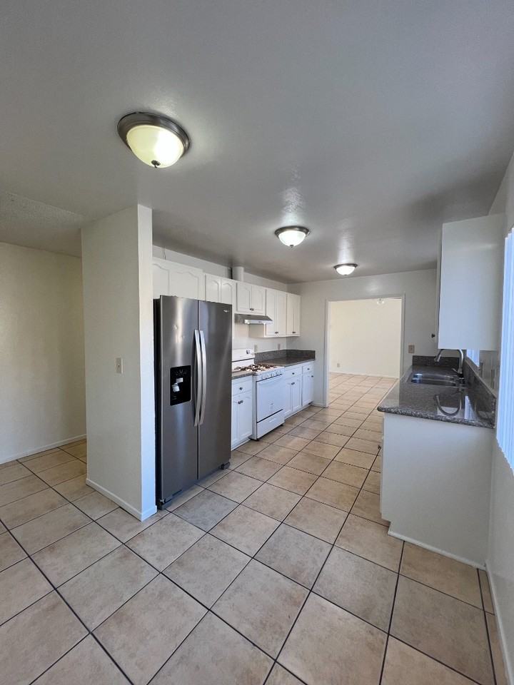 651 W 15th St #4 - Photo 4 of 14