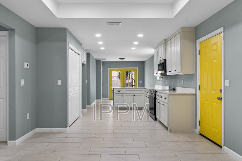1021 E Adams Ave - Photo 2 of 17