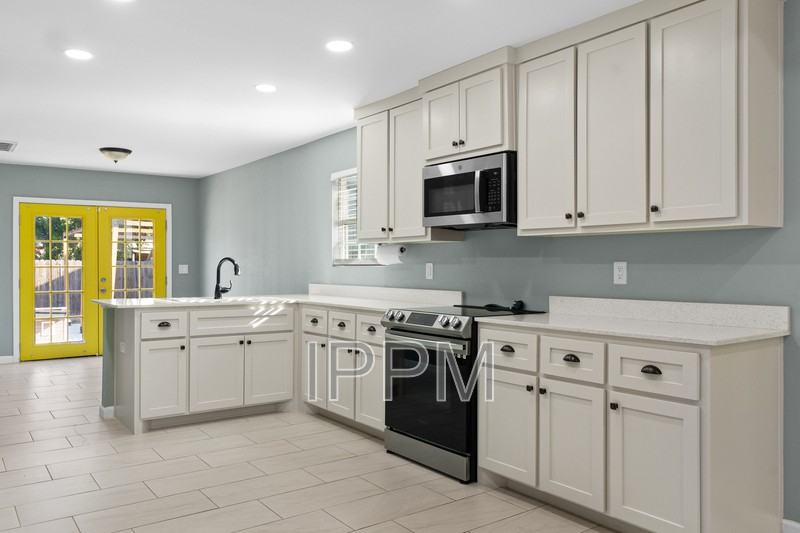 1021 E Adams Ave - Photo 4 of 17