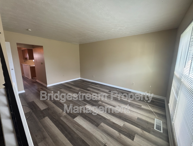967 Taylorsview Dr - Photo 2 of 9