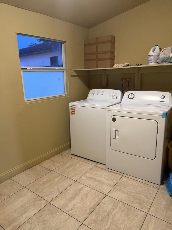 4011 Southwest 28th Street - Photo 3 of 6
