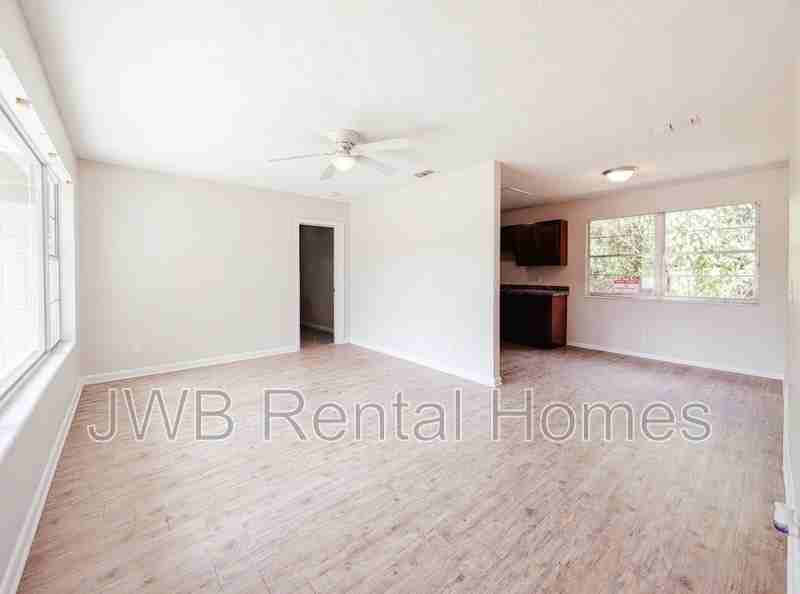 7137 Eudine Dr N - Photo 5 of 17