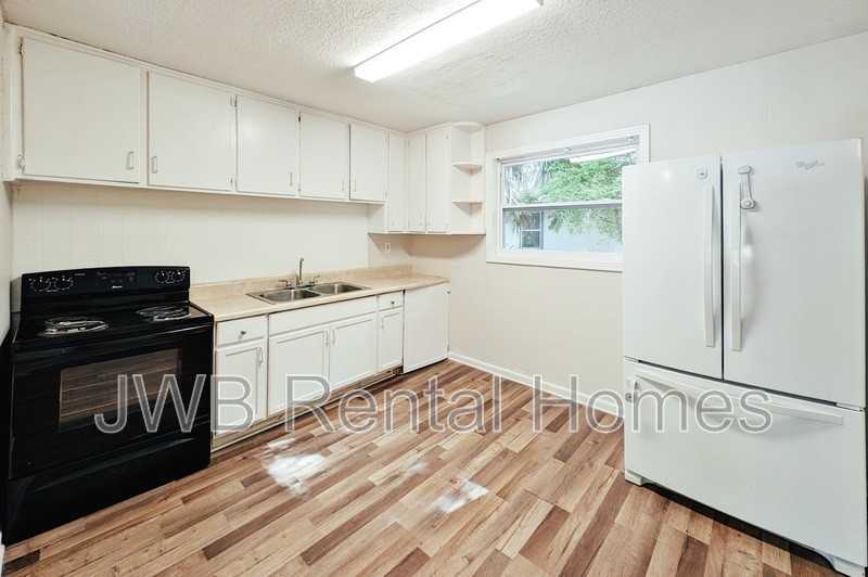 2421 Barnett St - Photo 2 of 13