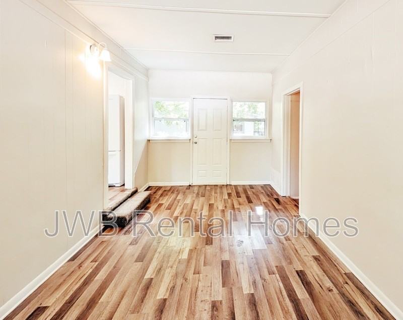2421 Barnett St - Photo 4 of 13