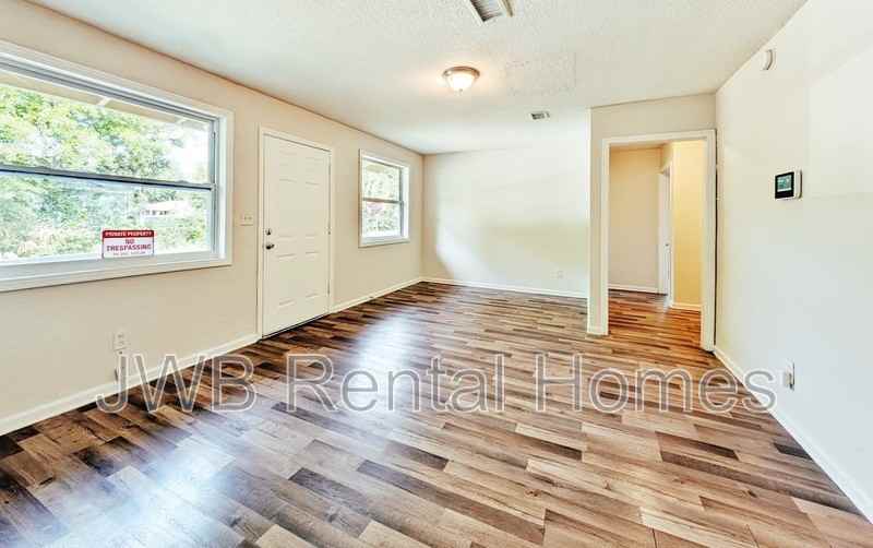 2421 Barnett St - Photo 6 of 13