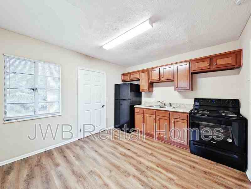 1529 Chatham Rd - Photo 2 of 12