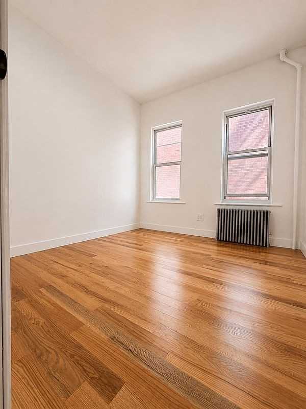 905 41st St - Photo 2 of 4