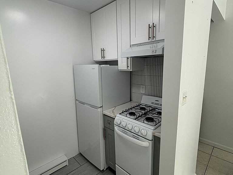 5816 85th St #1C - Photo 3 of 6