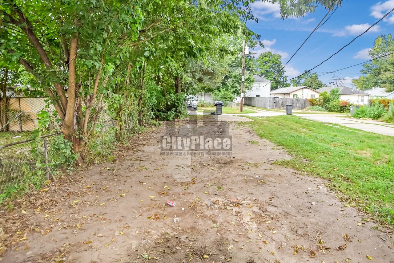 1362 S Sheffield Ave - Photo 5 of 17