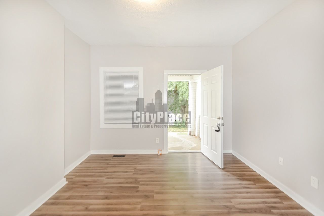 1362 S Sheffield Ave - Photo 7 of 17