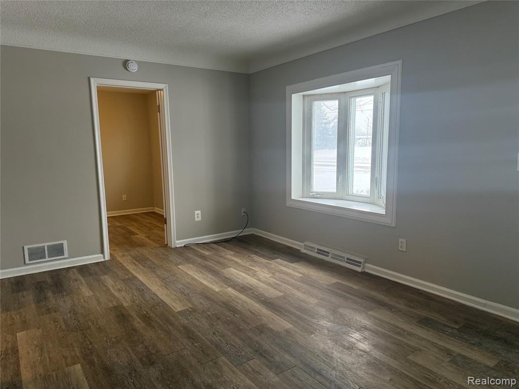 6237 Inkster Rd - Photo 7 of 15
