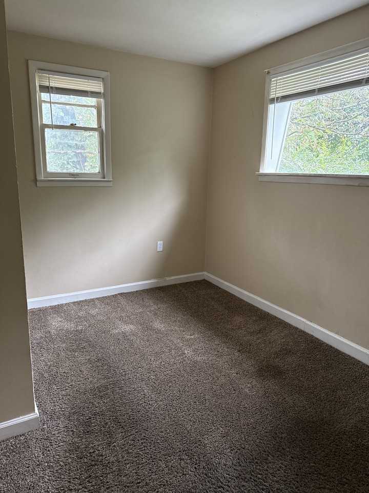 810 Elliott Ave - Photo 4 of 8