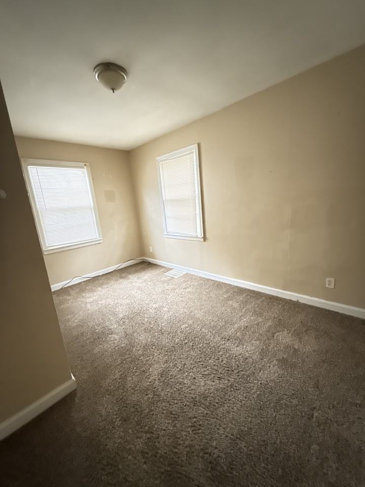 810 Elliott Ave - Photo 5 of 8