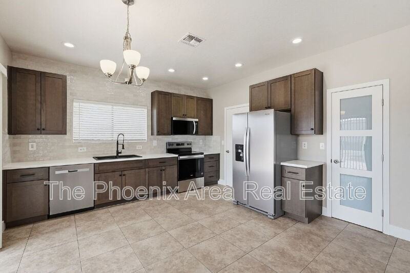 751 E Reflection Pl - Photo 2 of 36