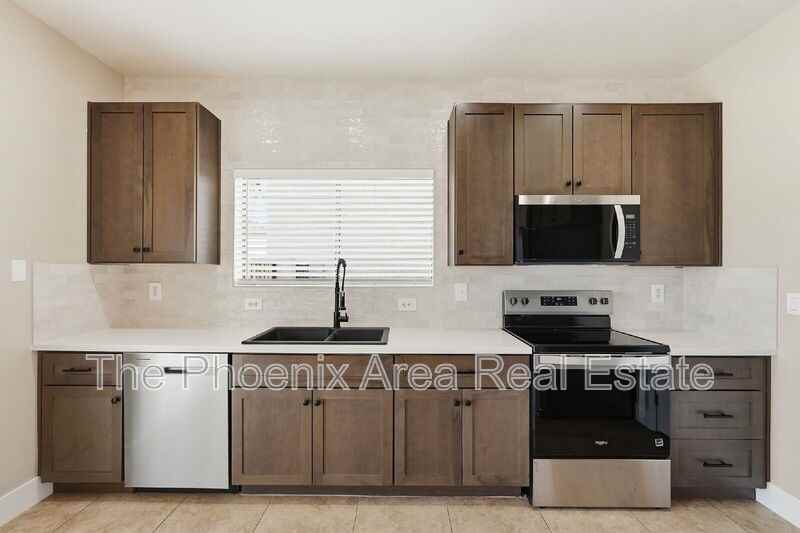751 E Reflection Pl - Photo 3 of 36