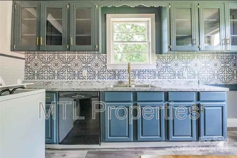 202 Hunter St - Photo 5 of 15
