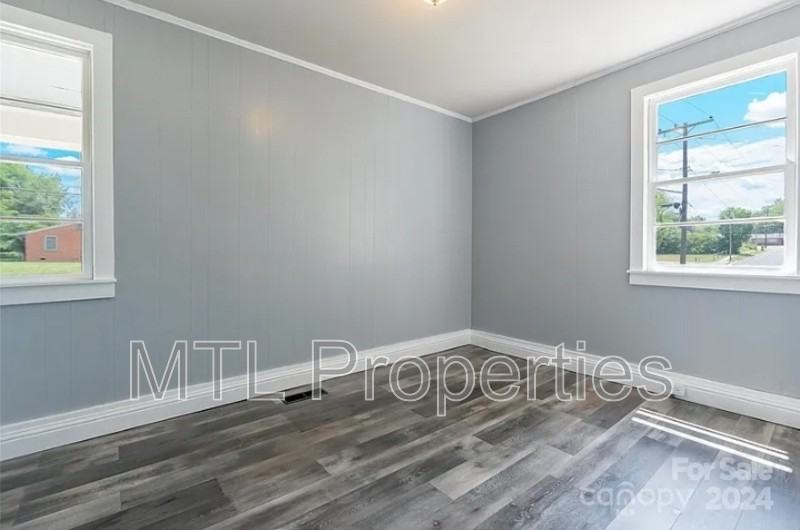 202 Hunter St - Photo 7 of 15