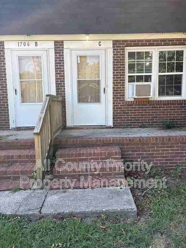1706 Carolina St E #B - Photo 2 of 11