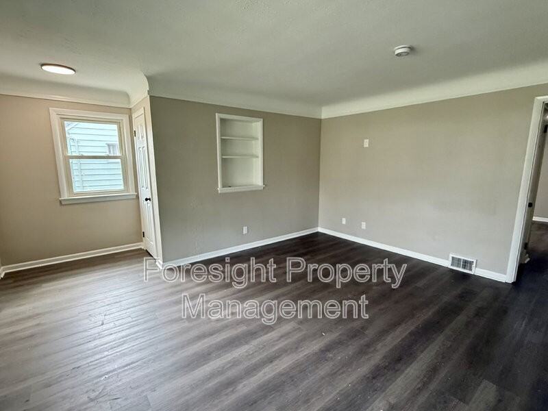 654 E 240th St - Photo 5 of 21