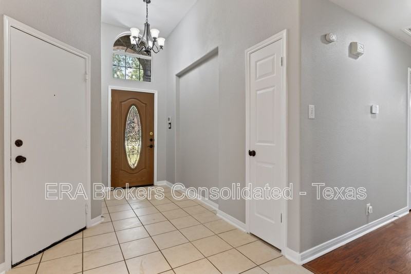 1637 Ebony Ln - Photo 2 of 30