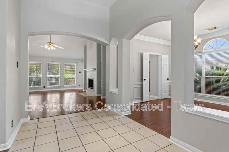 1637 Ebony Ln - Photo 3 of 30