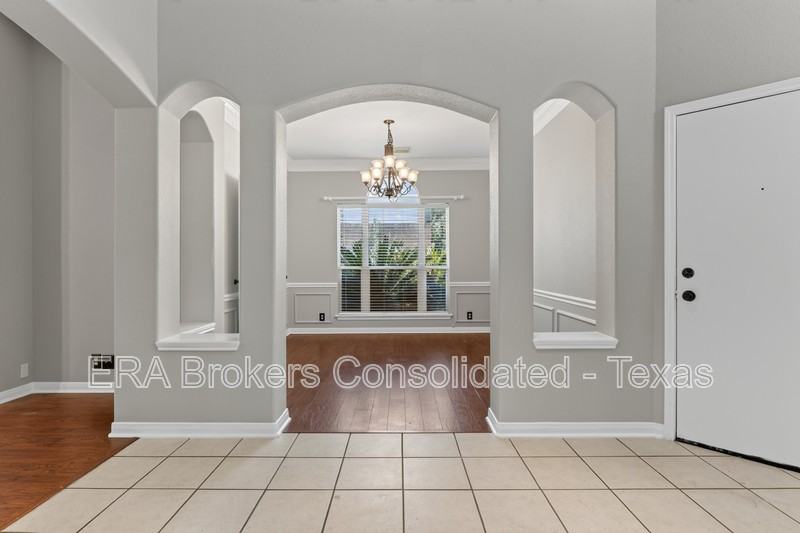 1637 Ebony Ln - Photo 4 of 30