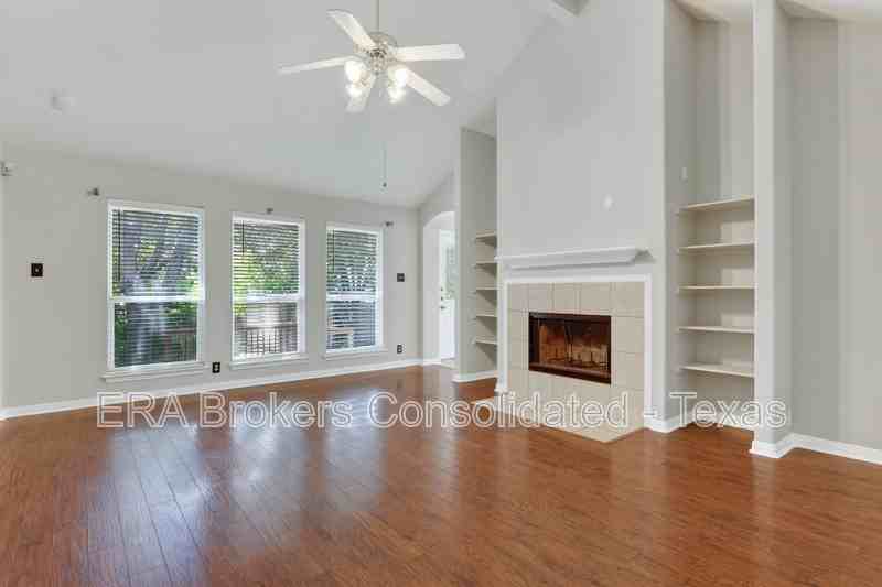 1637 Ebony Ln - Photo 5 of 30