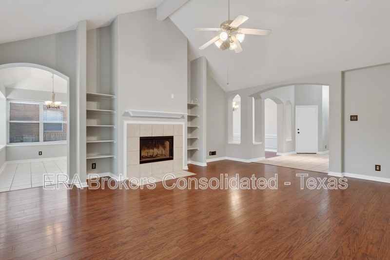 1637 Ebony Ln - Photo 7 of 30