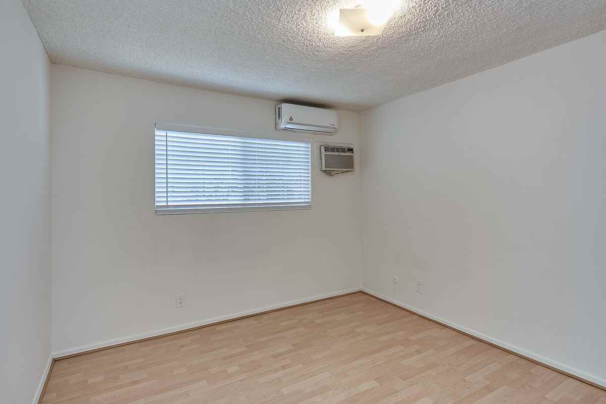 2656 Fairway Ave - Photo 5 of 34