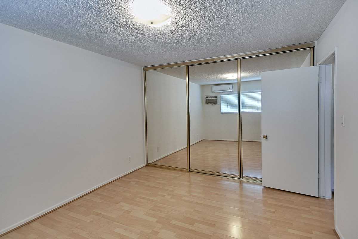 2656 Fairway Ave - Photo 6 of 34