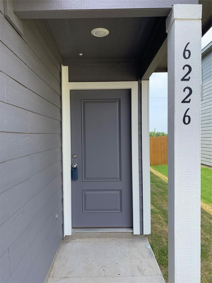 6226 Sanderling St - Photo 3 of 12