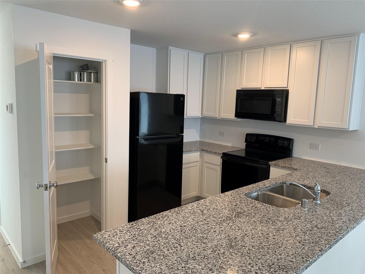 6226 Sanderling St - Photo 6 of 12