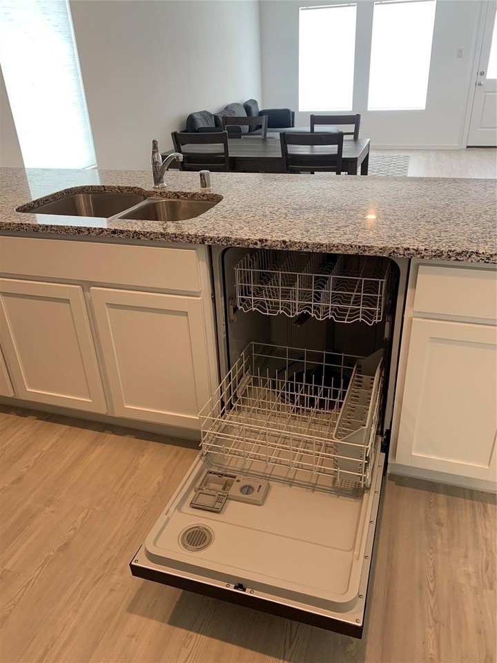 6226 Sanderling St - Photo 7 of 12