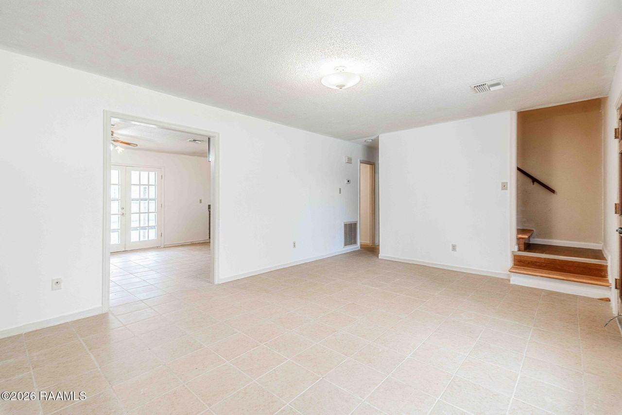 222 Winsor Dr - Photo 6 of 23