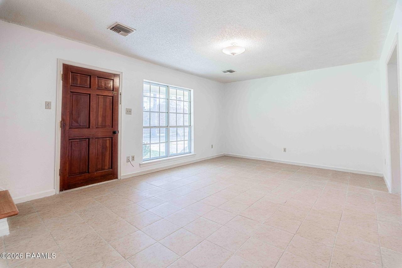 222 Winsor Dr - Photo 7 of 23