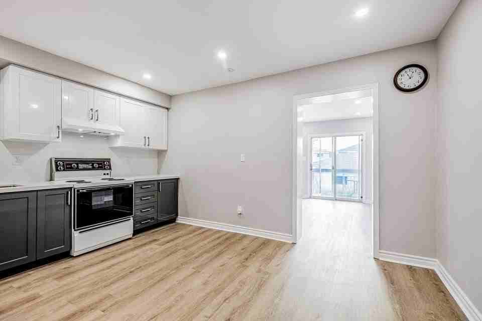 155 Earlscourt Avenue #1 - Photo 5 of 10