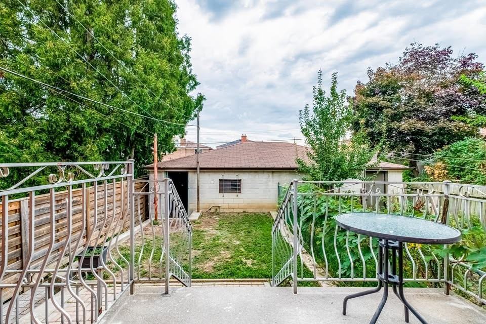 155 Earlscourt Avenue #1 - Photo 7 of 10