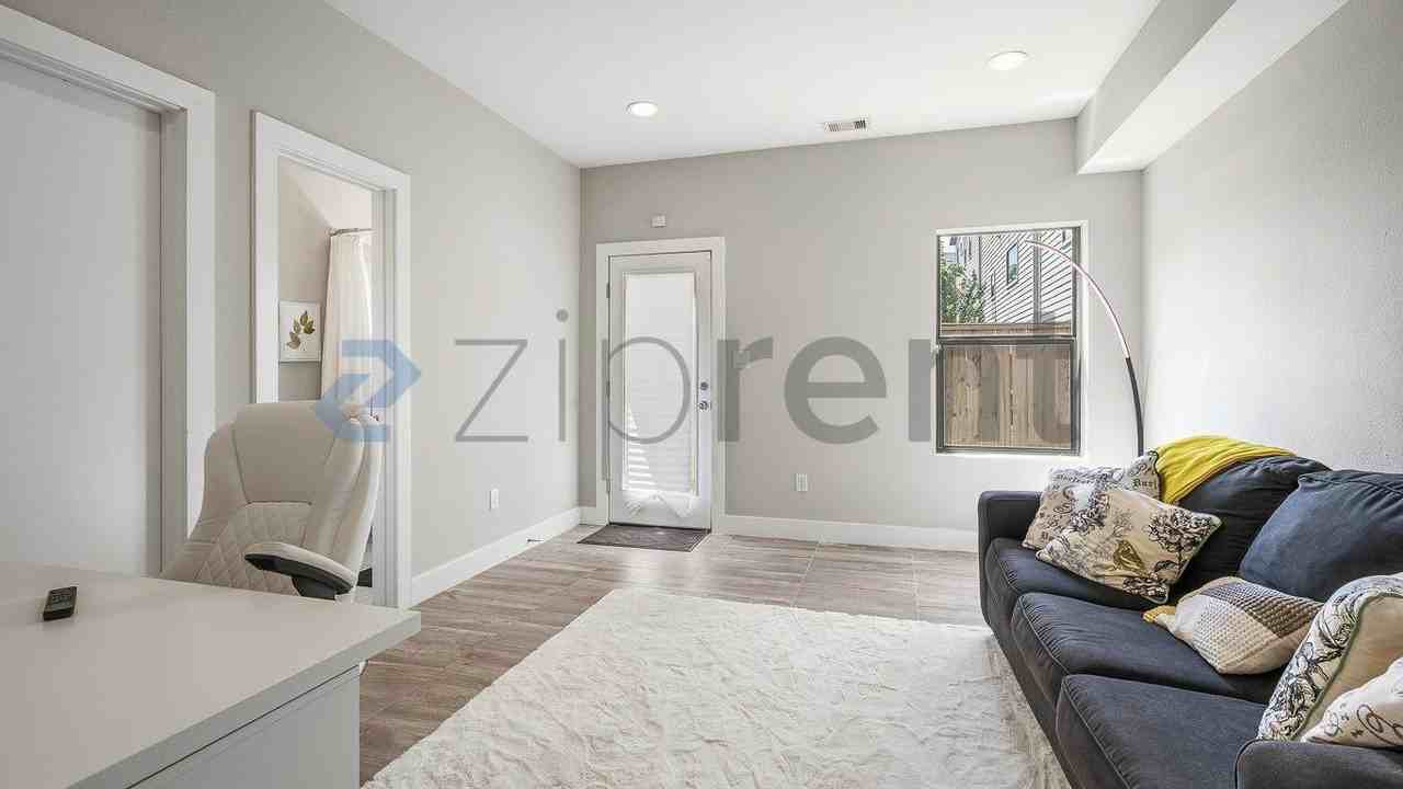 3810 Leeland St - Photo 7 of 23