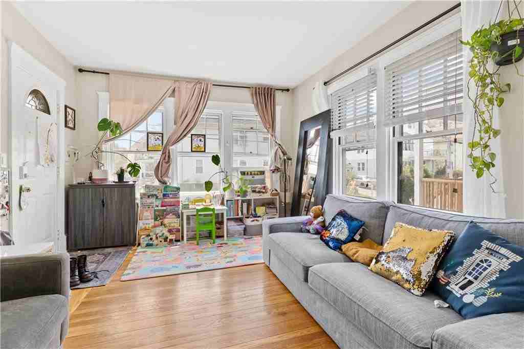 183 Narragansett St - Photo 4 of 19