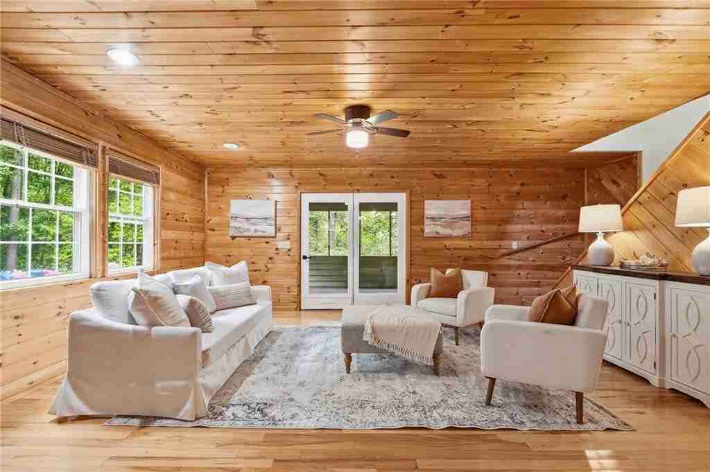 946 Laurel Cir - Photo 2 of 32