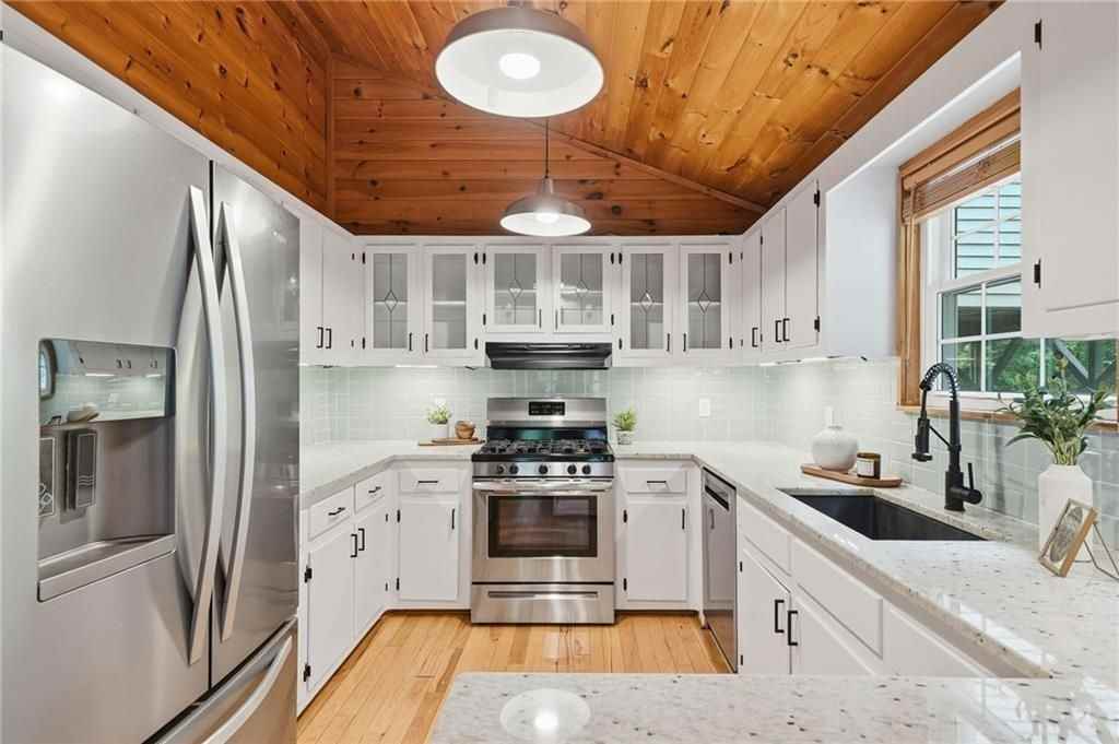 946 Laurel Cir - Photo 3 of 32